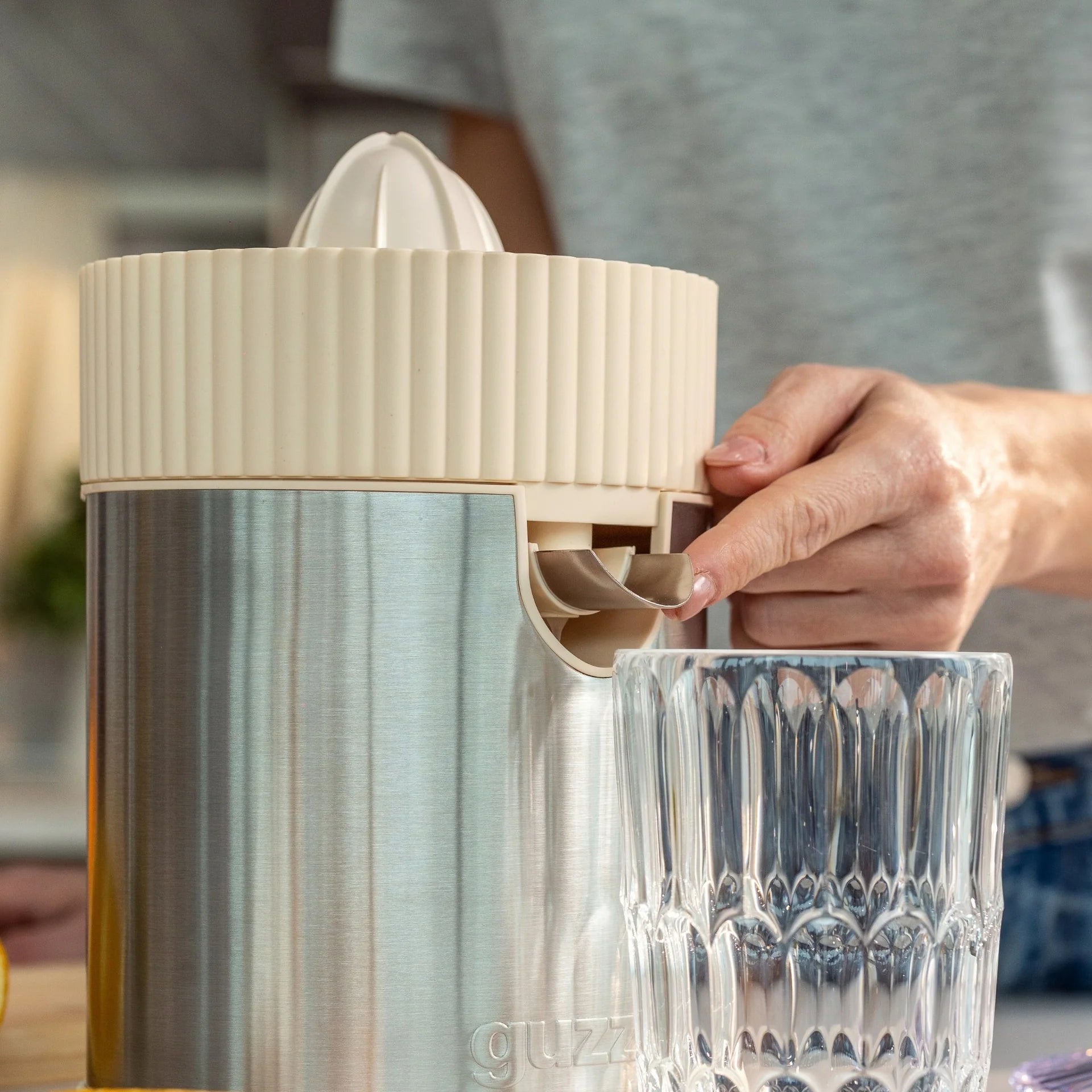 Guzzini - Spremiagrumi eletrico Sous Chef crema | Rohome