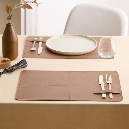 Tovaglietta 45x30cm in pvc ecopelle cammello con porta posate | Rohome