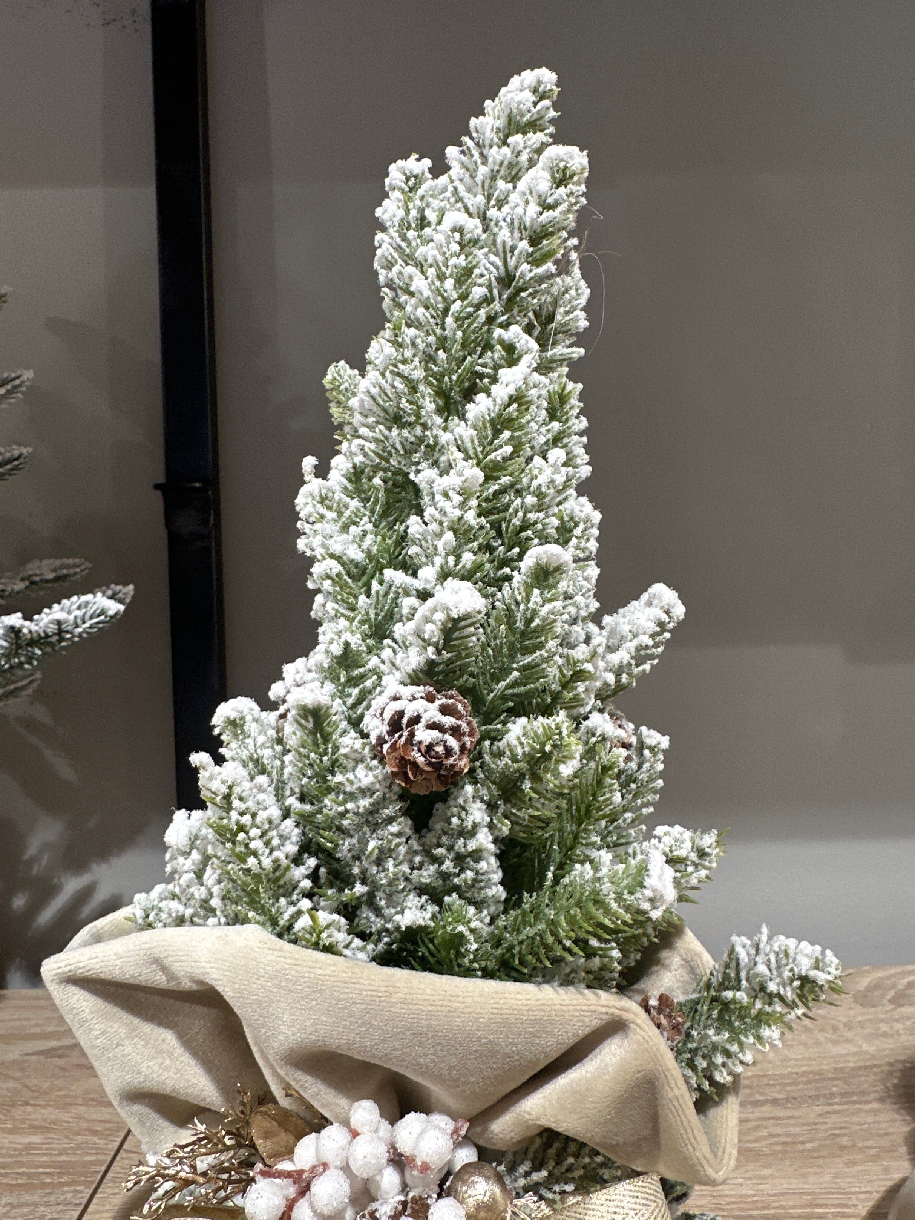 Fiori di Lena - Alberello natalizio profumato con base in velluto beige h40 | Rohome