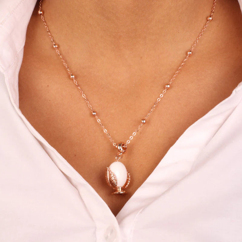 Collana in Metallo con pumo portafortuna smaltato bianco | Rohome
