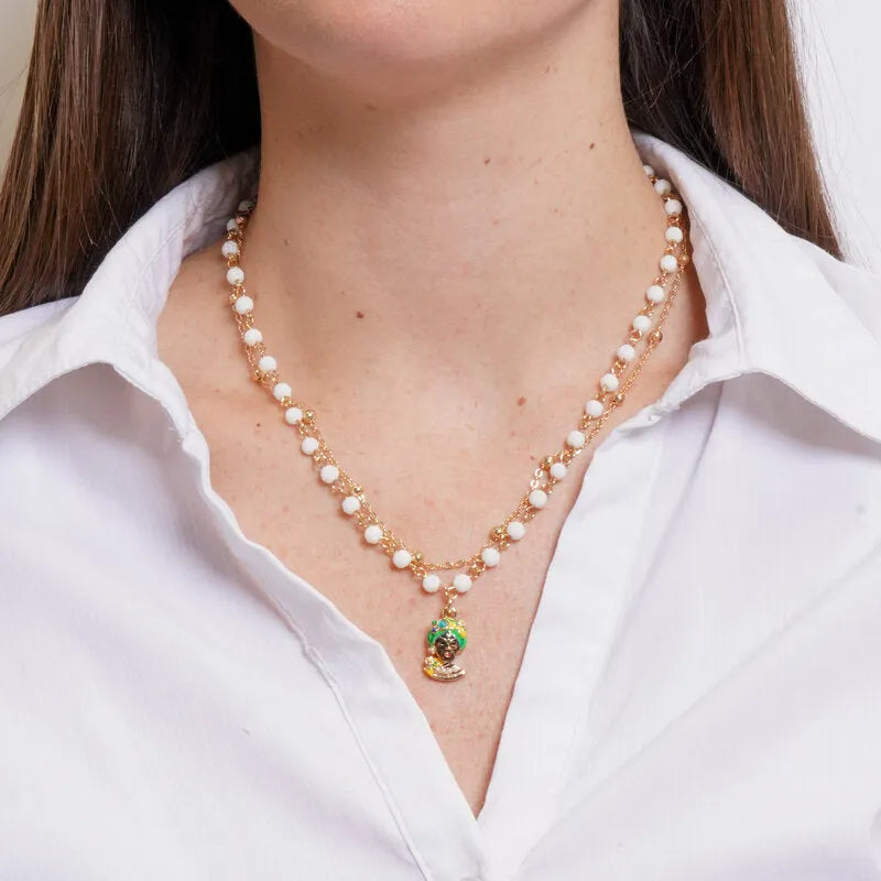Collana in metallo con testa di moro verde e perle bianche | Rohome