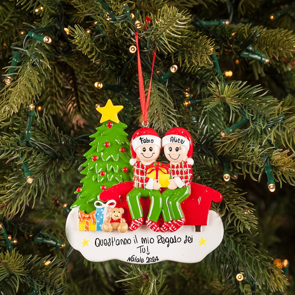 Decorazione Personalizzabile Coppia sul Divano con Albero di Natale | Rohome