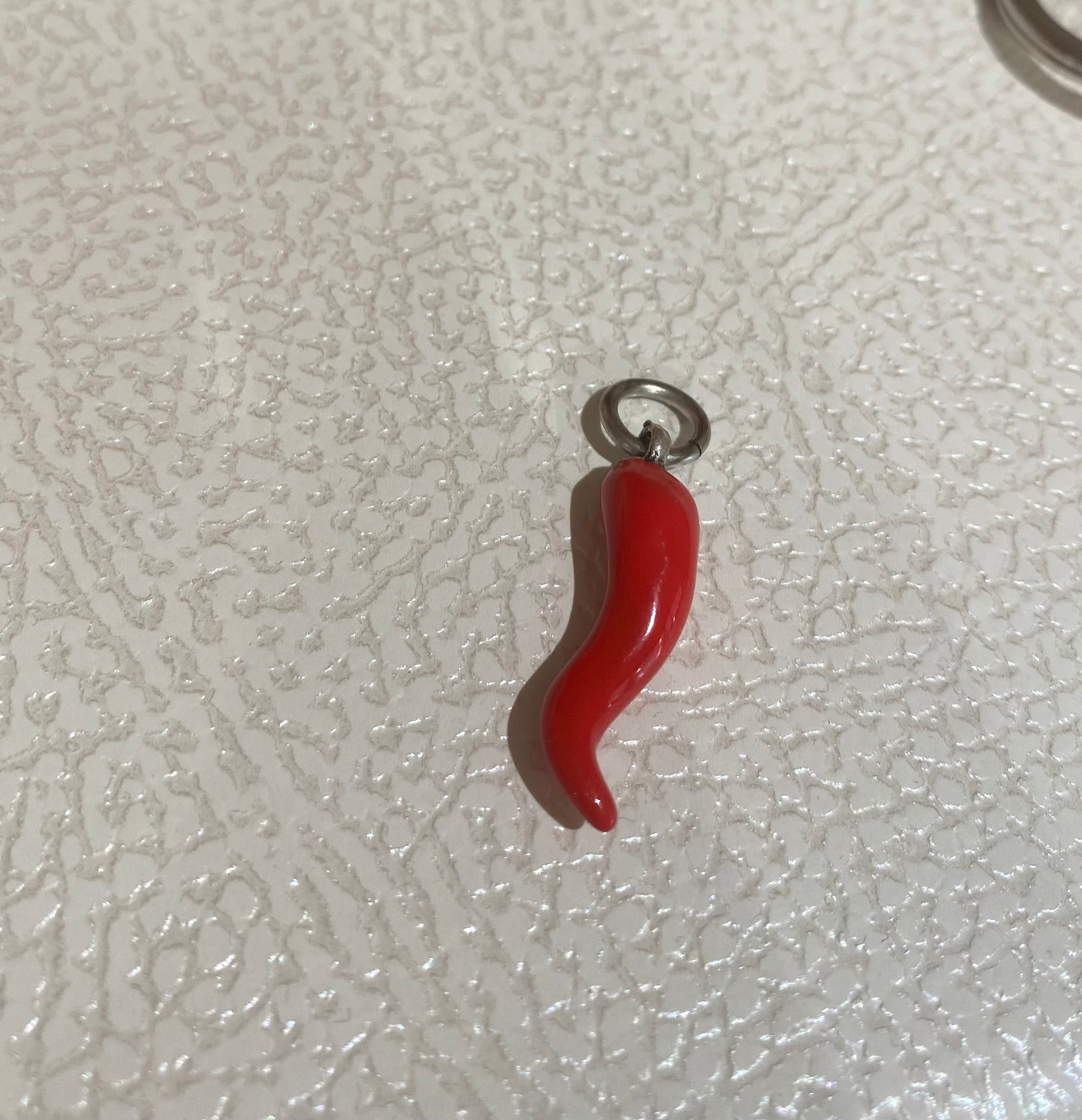 Ciondolo corno porta fortuna smaltato rosso | Rohome