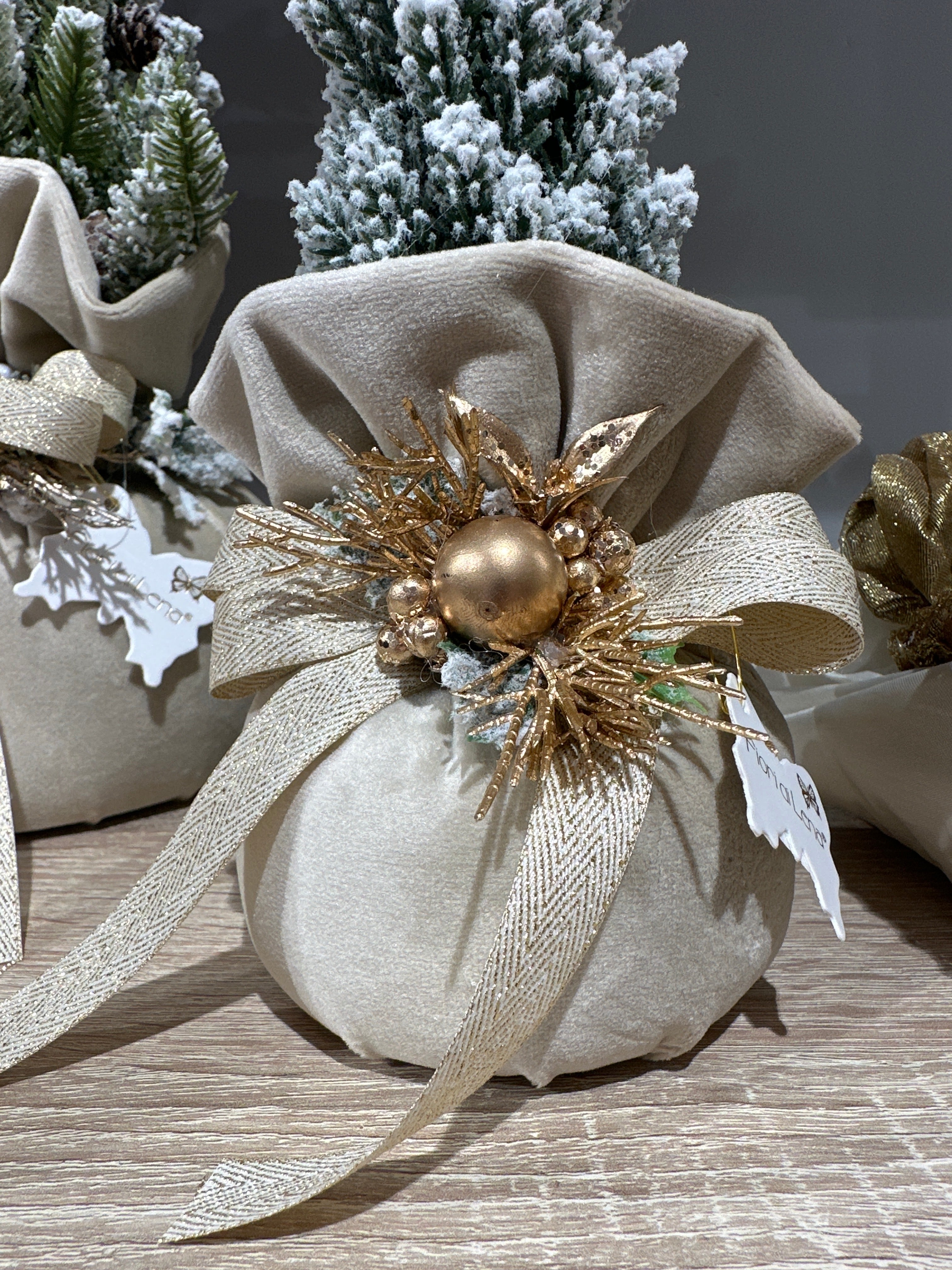 Fiori di Lena - Alberello natalizio profumato con base in velluto beige | Rohome