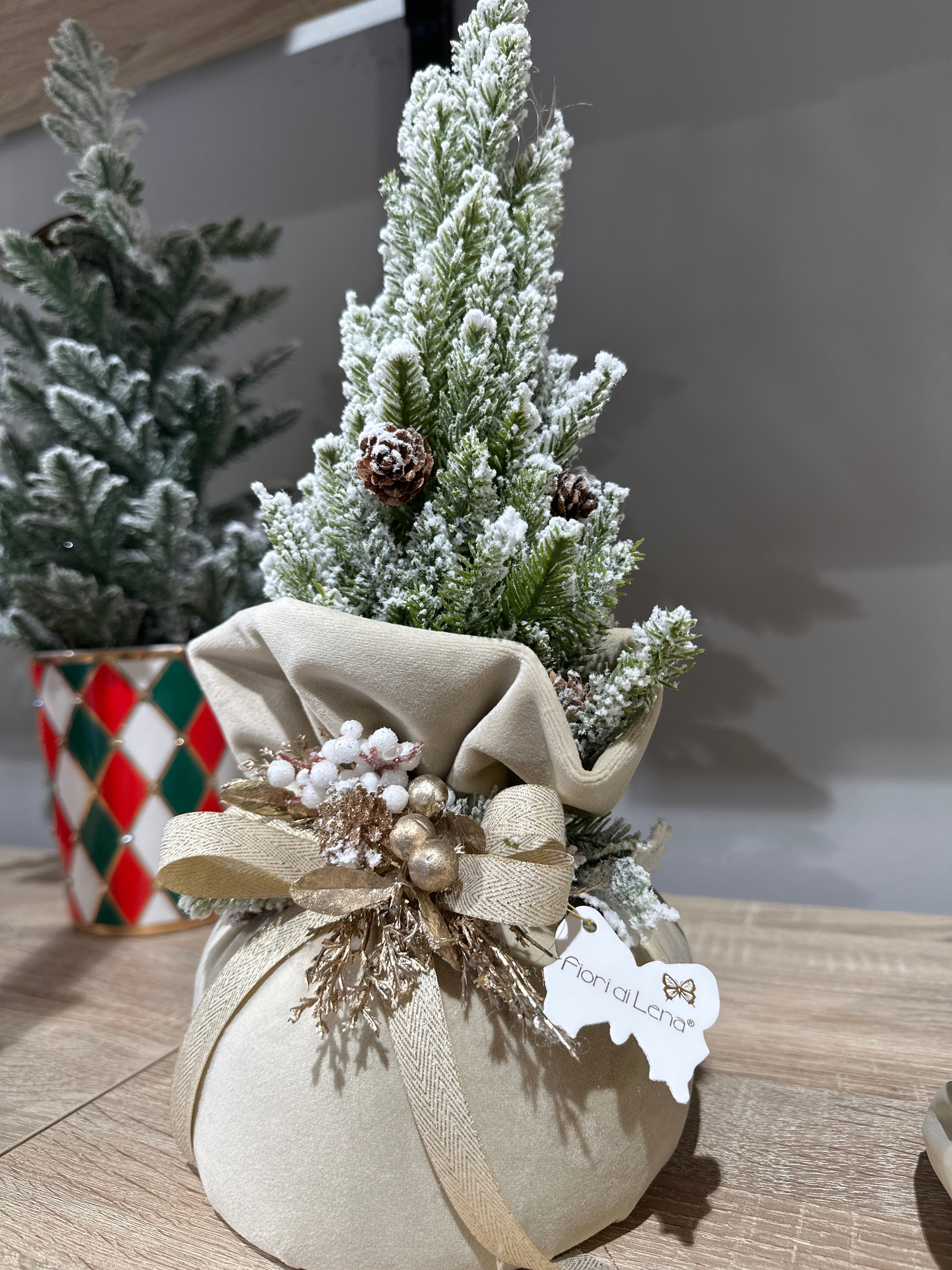 Fiori di Lena - Alberello natalizio profumato con base in velluto beige h40 | Rohome
