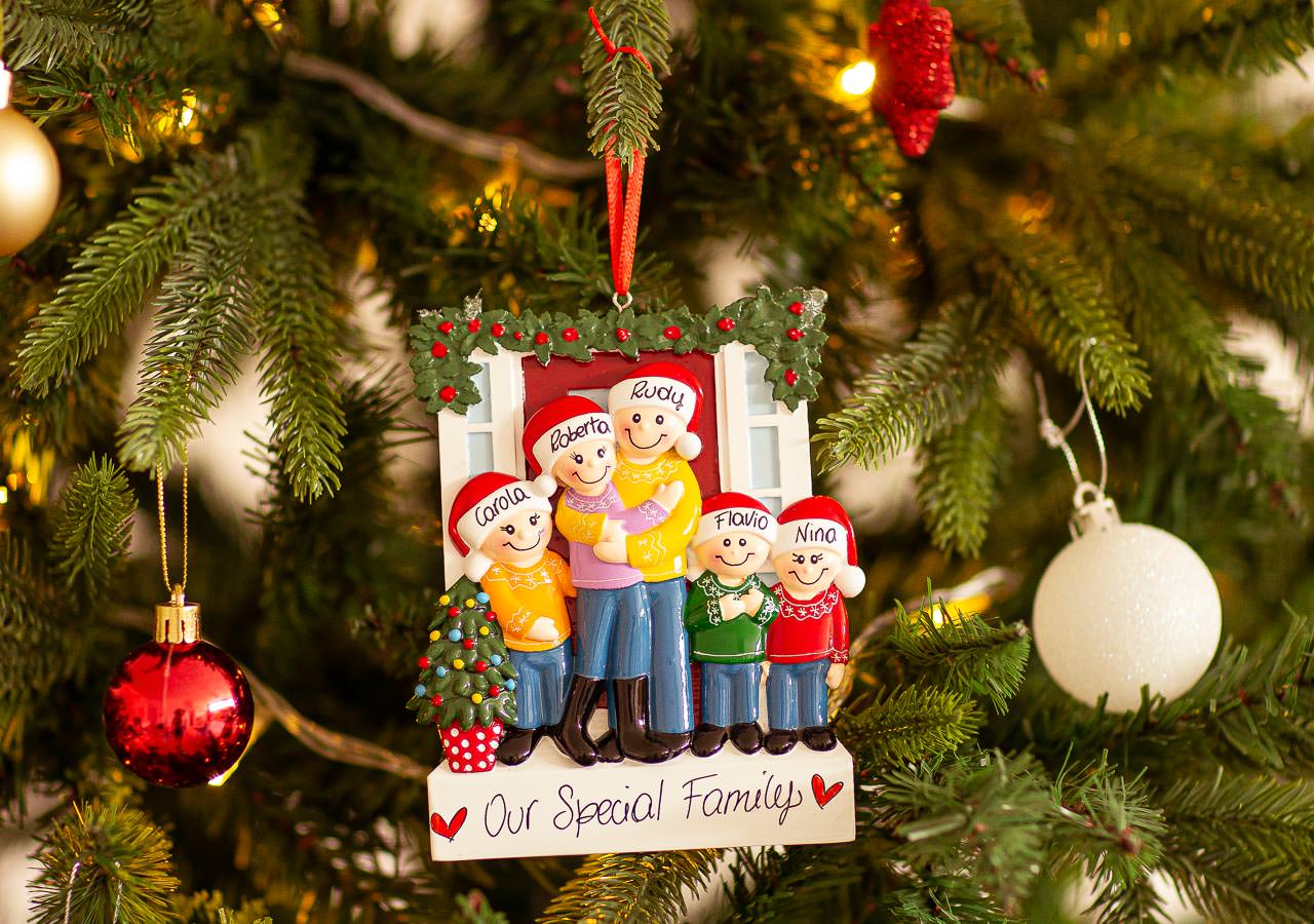Decorazione Personalizzabile Coppia e 3 figli alla Porta di Casa | Rohome