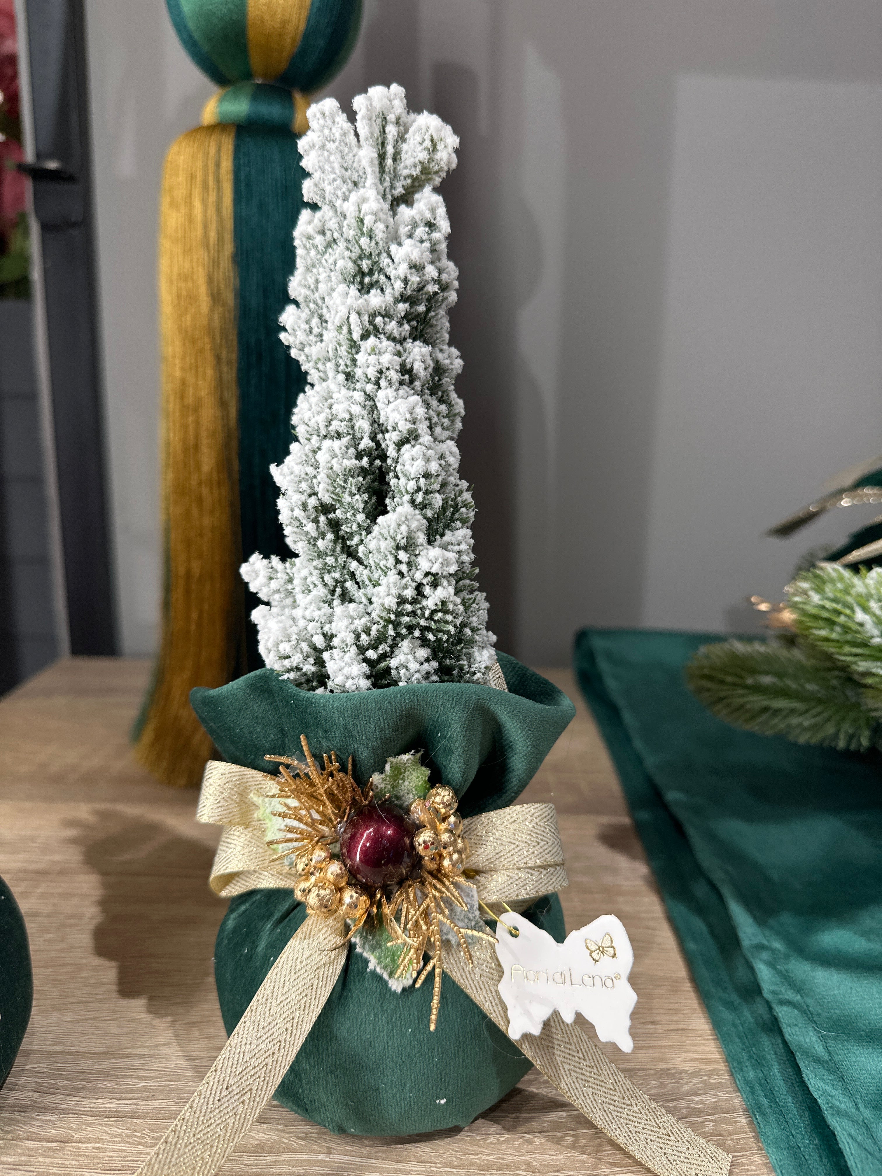 Fiori di Lena - Alberello natalizio profumato con base in velluto rosso h22 | Rohome