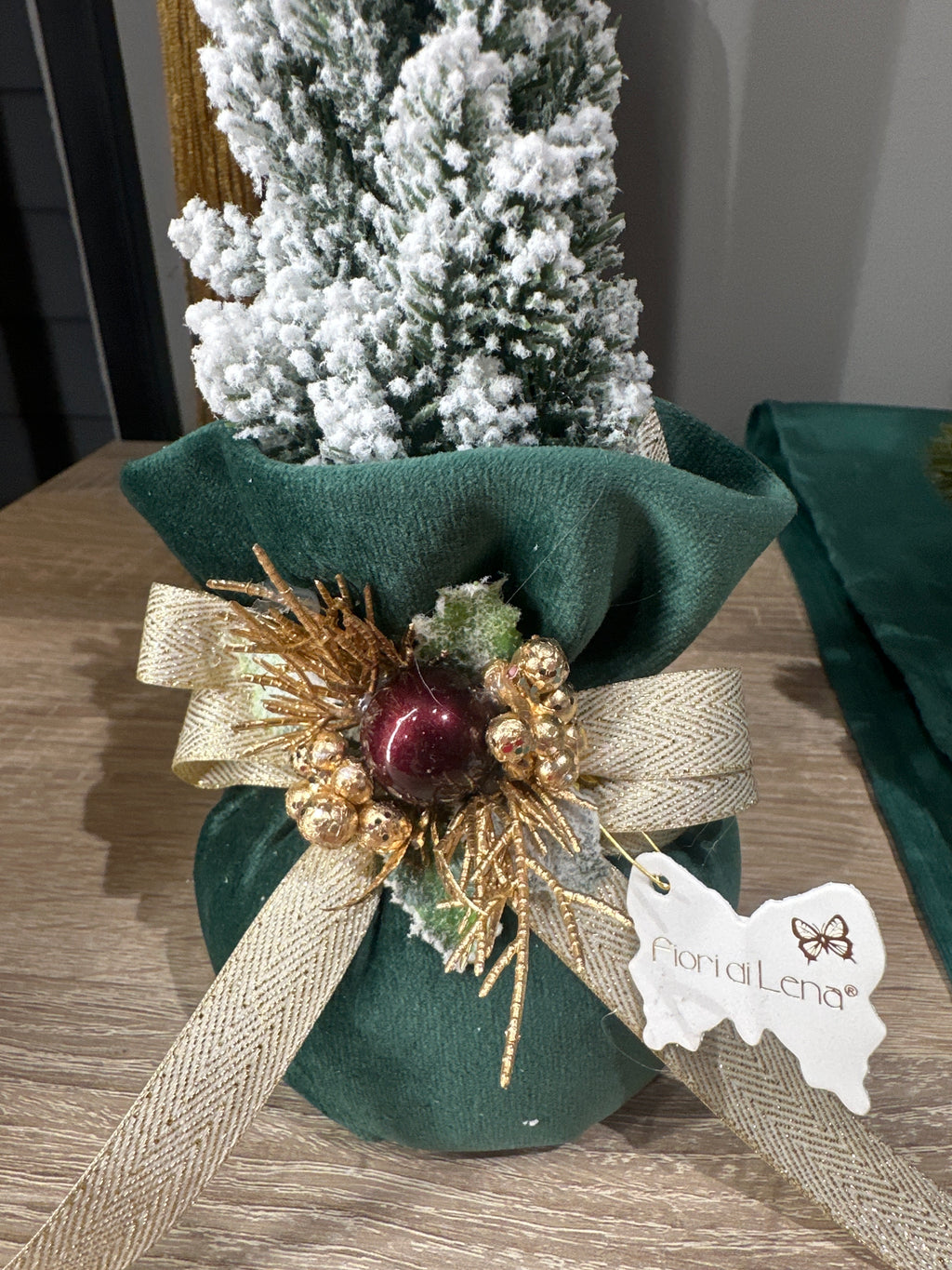 Fiori di Lena - Alberello natalizio profumato con base in velluto rosso h22 | Rohome