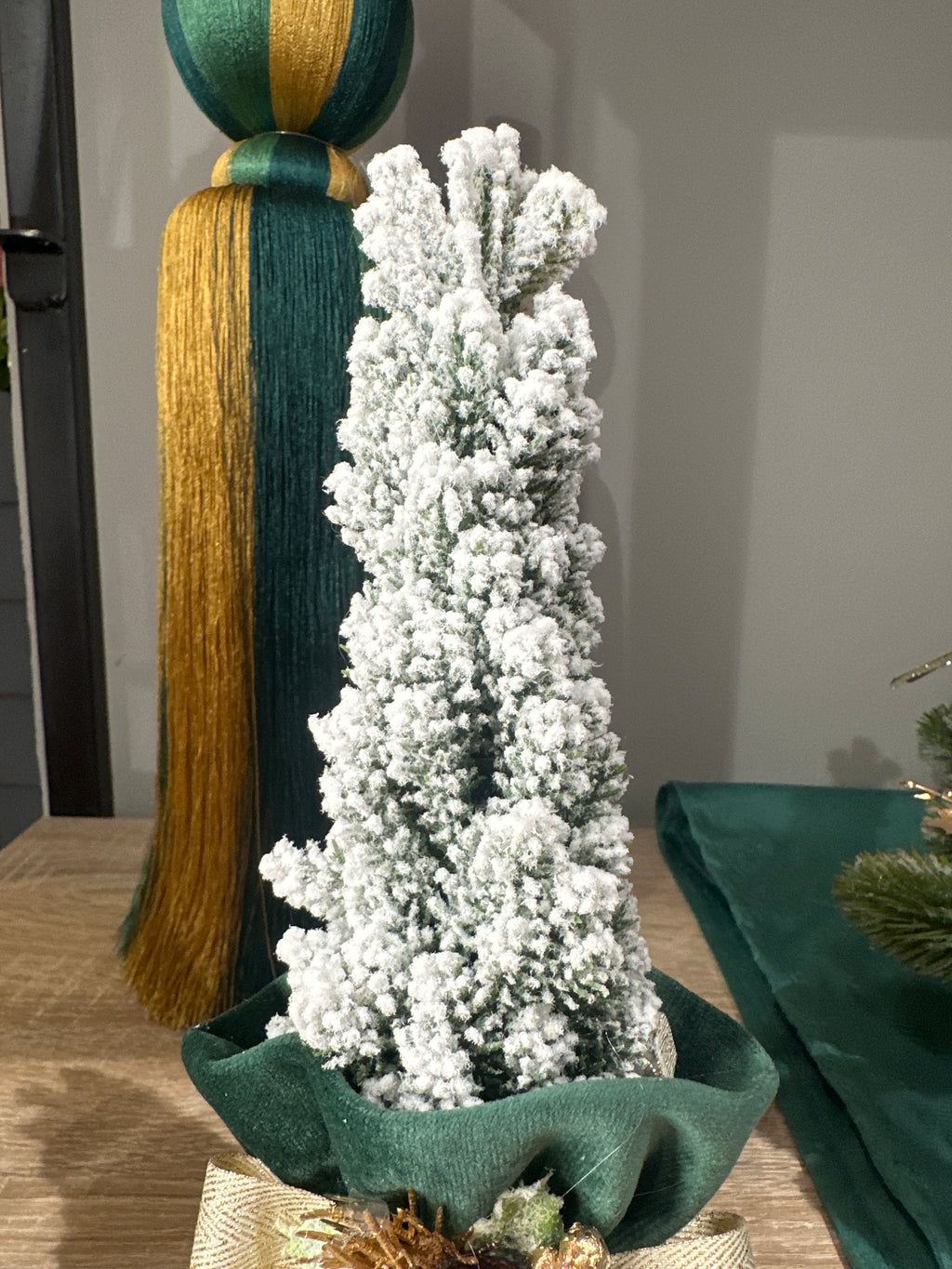 Fiori di Lena - Alberello natalizio profumato con base in velluto rosso h22 | Rohome