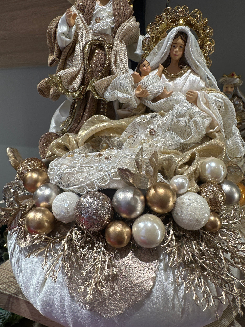 Fiori di Lena - Natività con base in velluto beige | Rohome