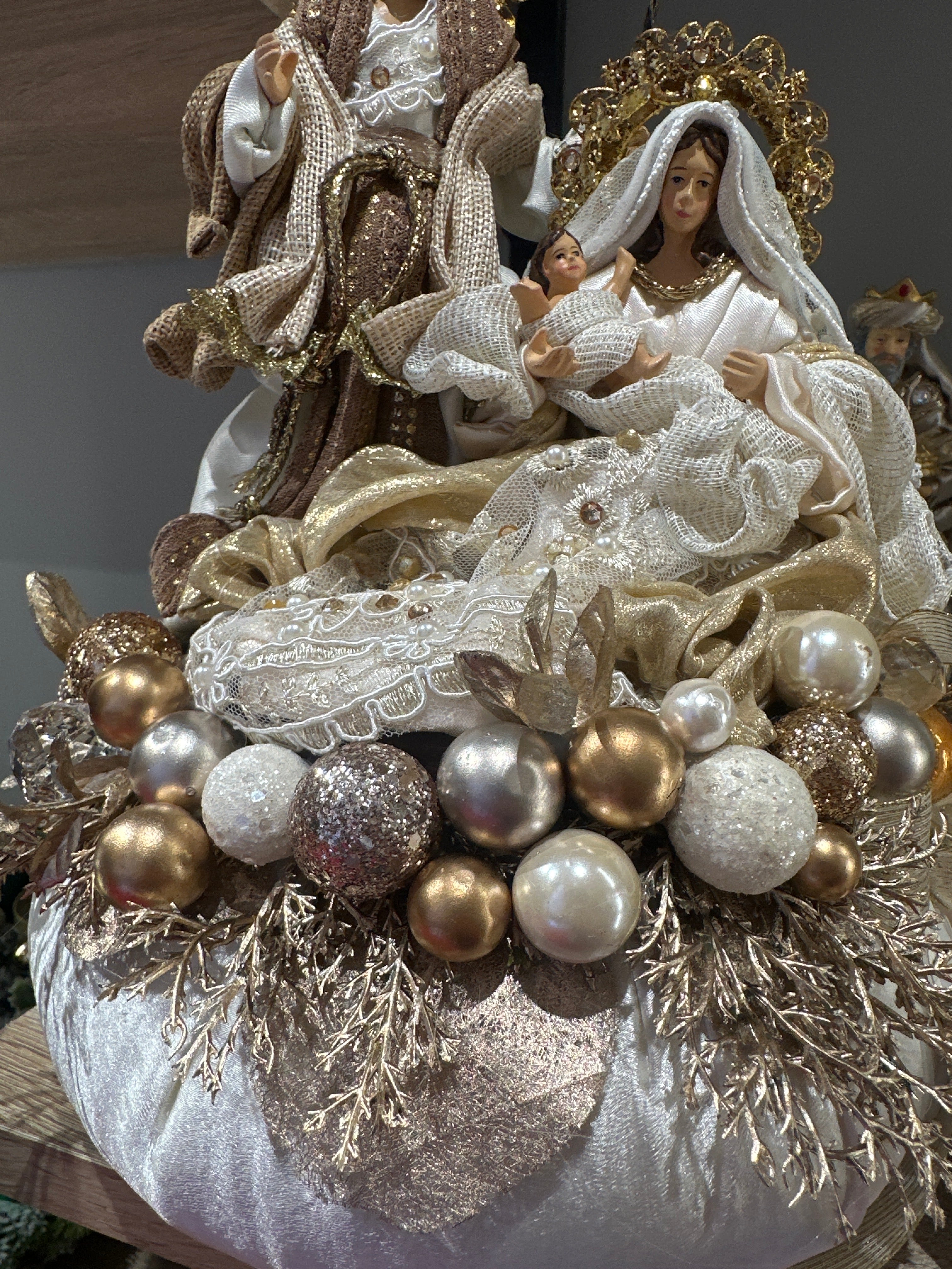 Fiori di Lena - Natività con base in velluto beige | Rohome