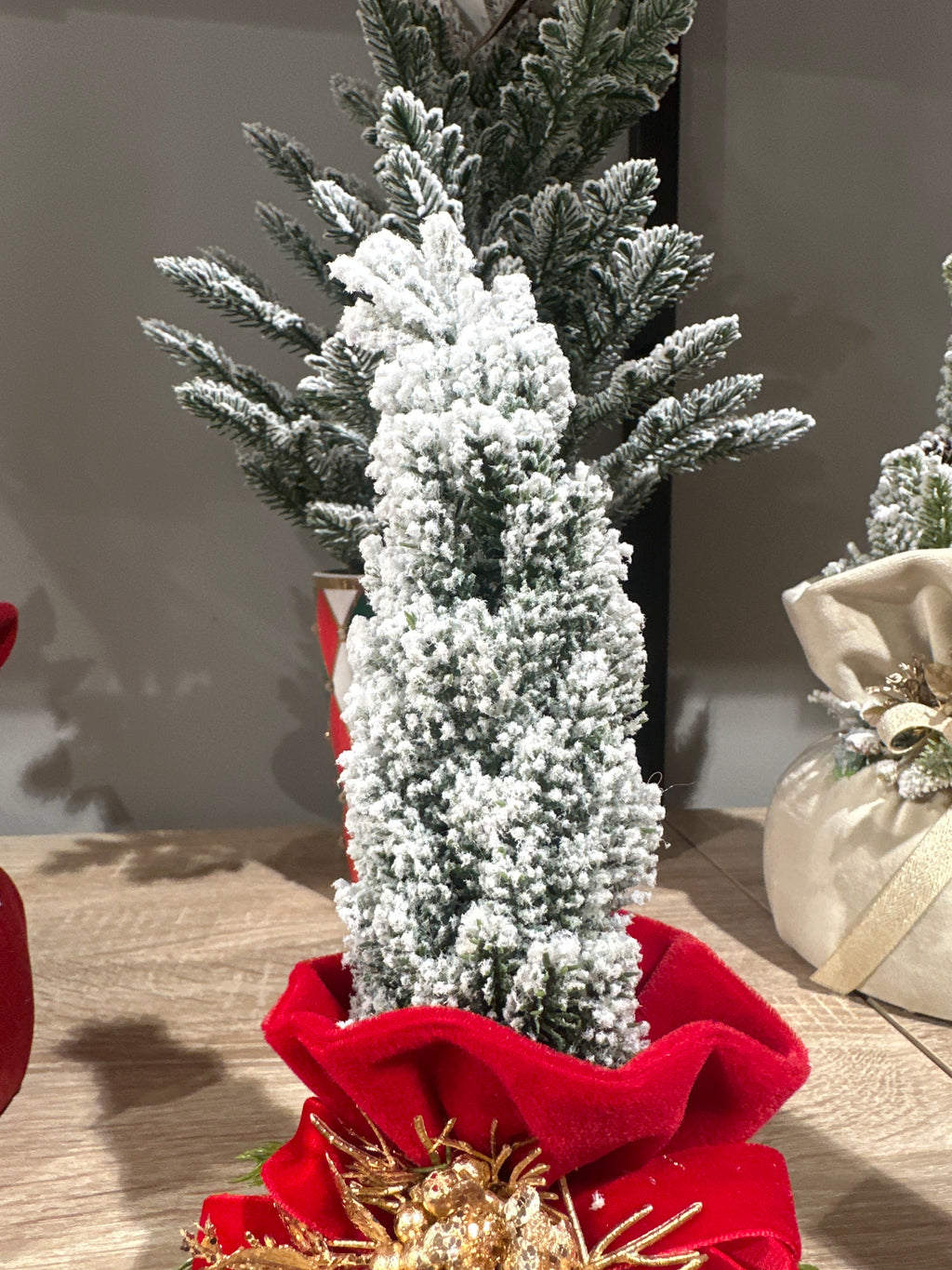 Fiori di Lena - Alberello natalizio profumato con base in velluto rosso h22 | Rohome