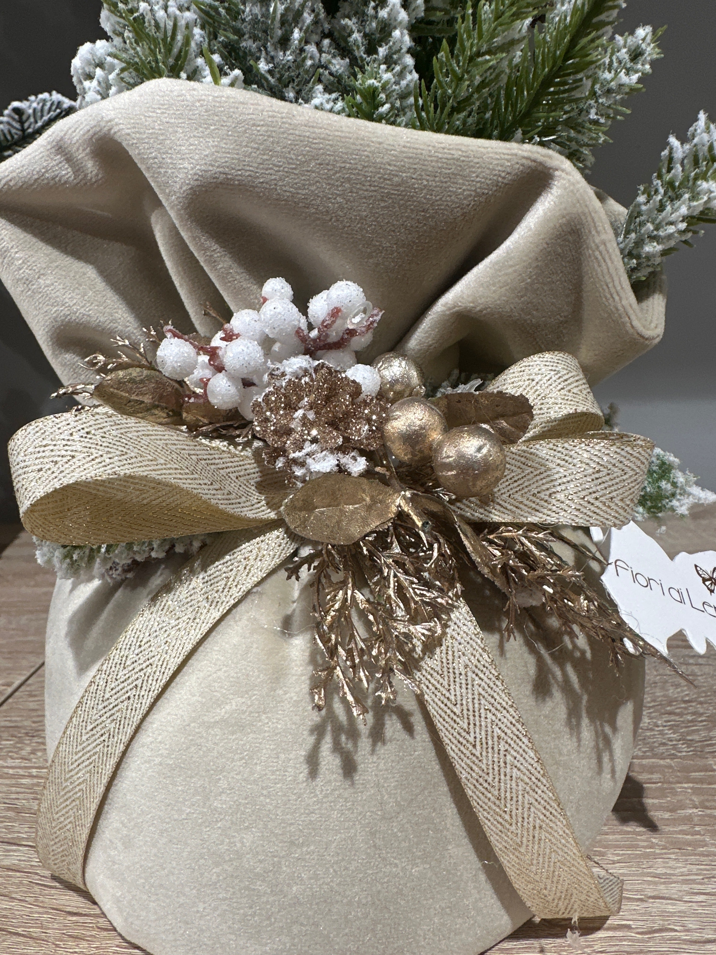 Fiori di Lena - Alberello natalizio profumato con base in velluto beige h40 | Rohome