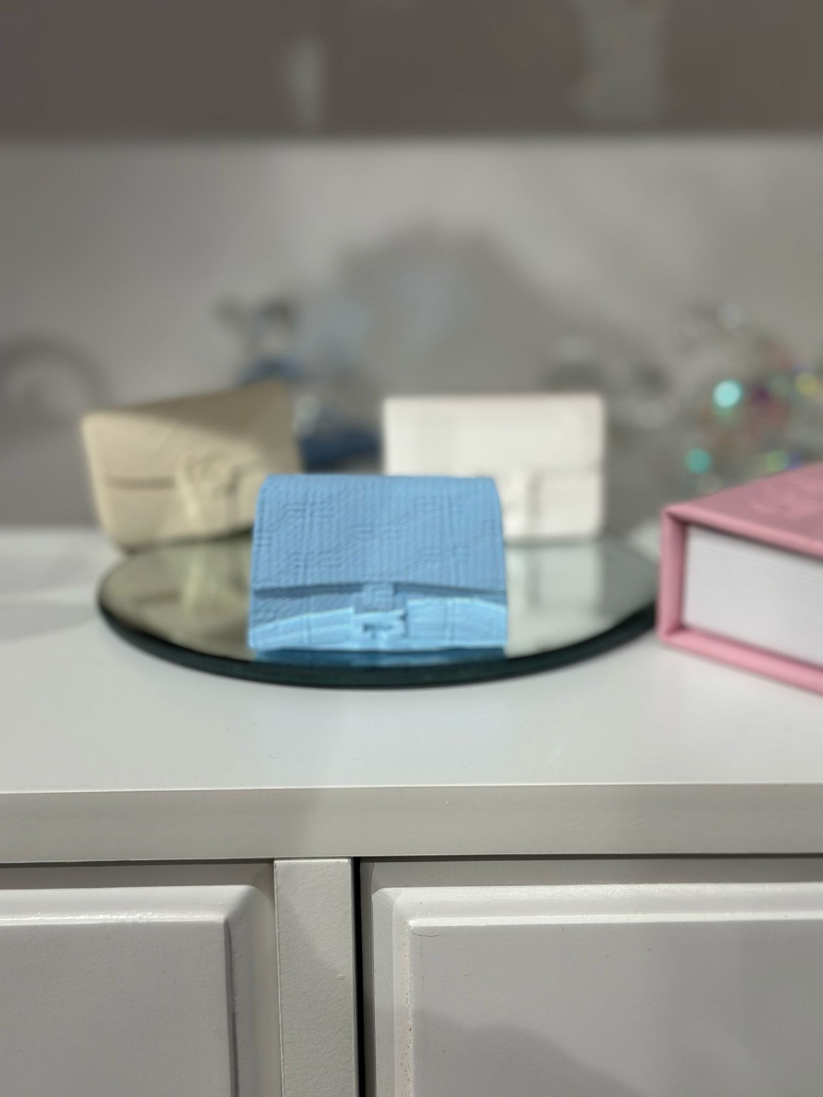 Bomboniera borsa piccola in gesso Balenciaga azzurra  | Rohome