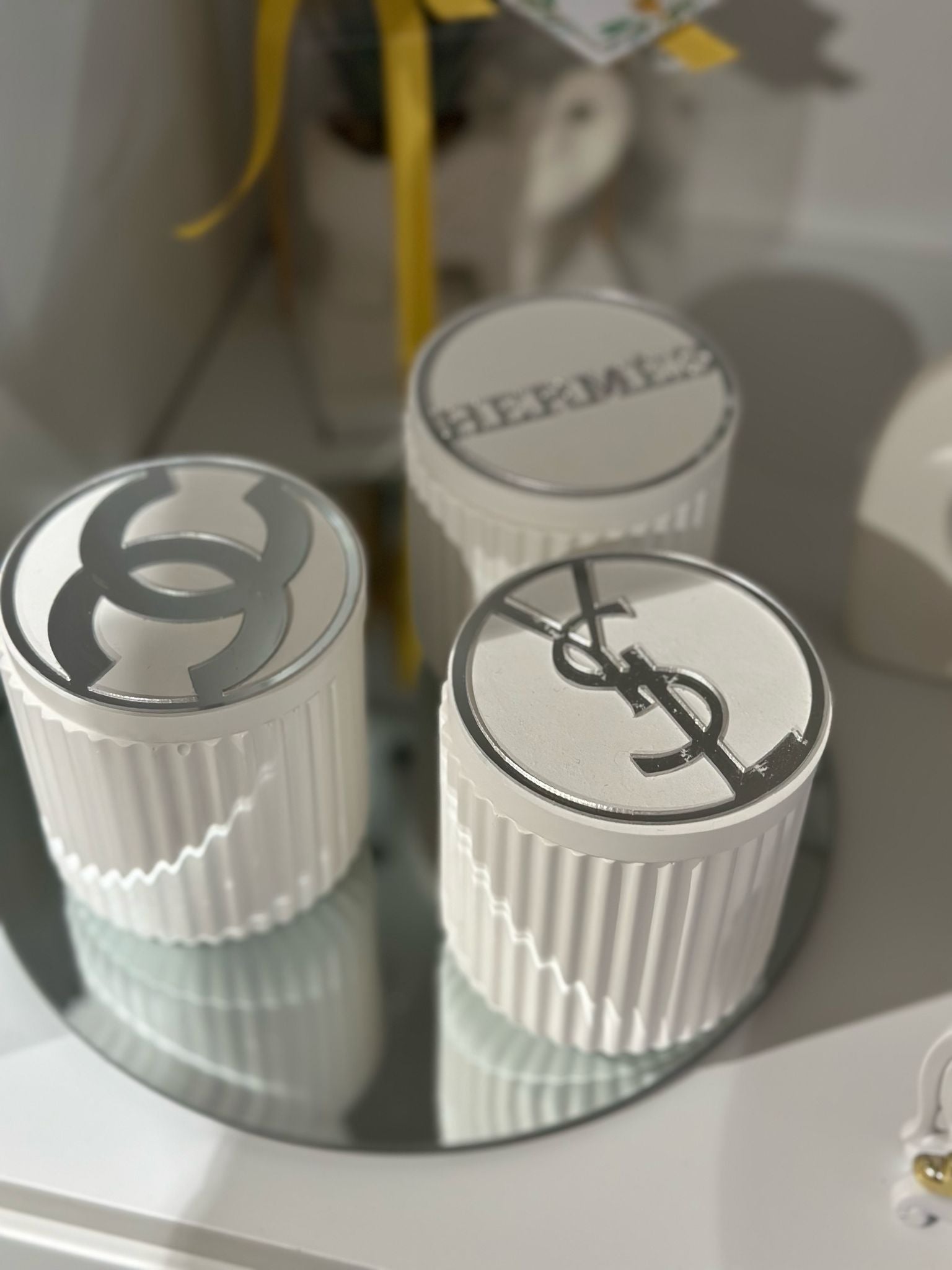 Candela profumata bianca con logo Luxury oro | Rohome