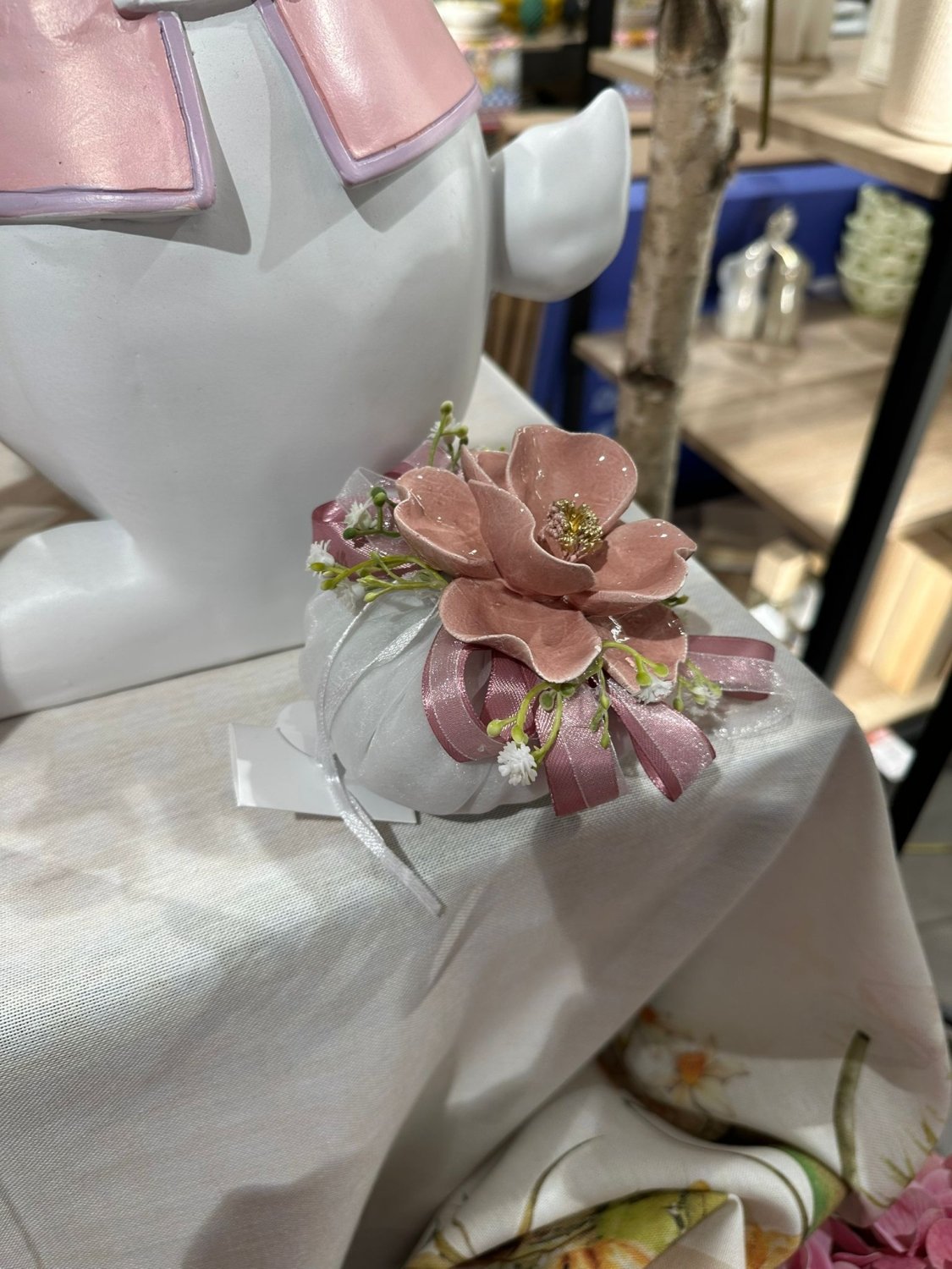 Bomboniera Cuscino con peonia in ceramica capodimonte | Rohome | Rohome
