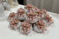 Bomboniera Cuscino con peonia in ceramica capodimonte | Rohome | Rohome