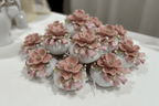 Bomboniera Cuscino con peonia in ceramica capodimonte | Rohome | Rohome