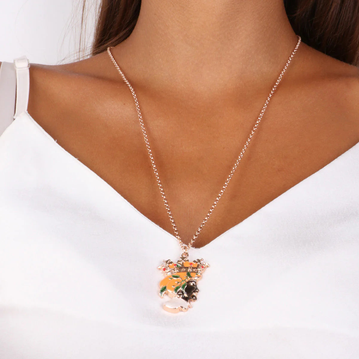 Collana in metallo con pendente testa di moro arancione | Rohome