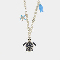 Collana in metallo con pendente tartaruga blu | Rohome
