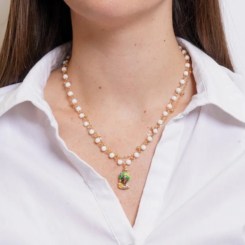 Collana in metallo con testa di moro verde e perle bianche | Rohome | Rohome