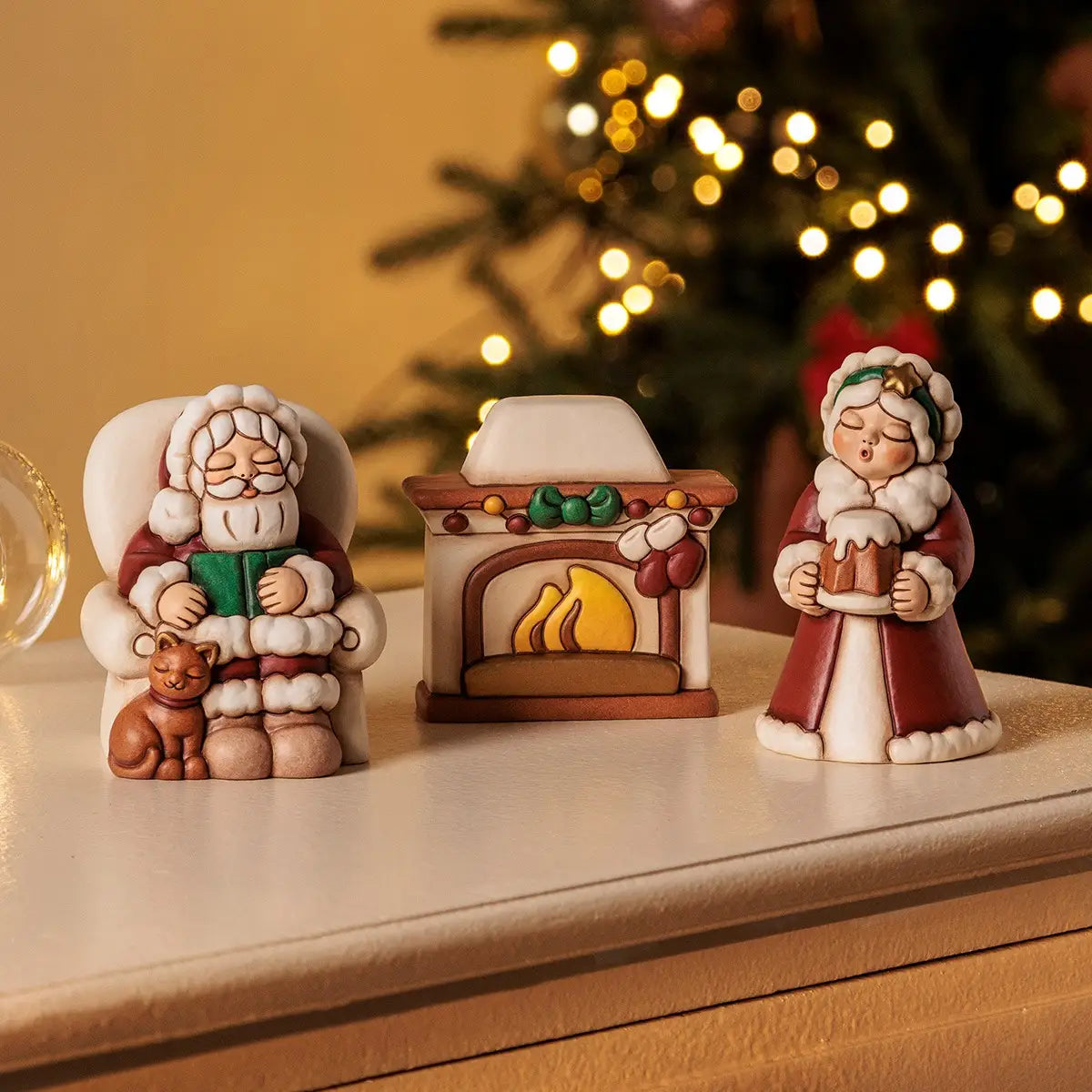 Thun - Babbo e mamma Natale con camino in ceramica | Rohome