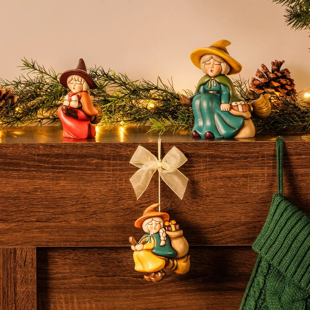 Thun - Befana Berta con regalo in ceramica piccola | Rohome